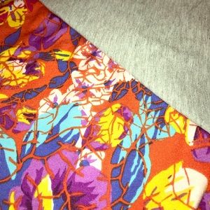 EUC 2XL LuLaRoe Randy Floral with Gray Sleeves